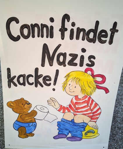 "Conni findet Nazis kacke!" Conni sitzt auf dem Töpfchen, ein kleiner Teddy reicht ihr das Toilettenpapier.