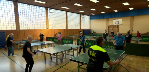 Still aus der Reportage: Tischtennisspieler*innen in einer Sporthalle